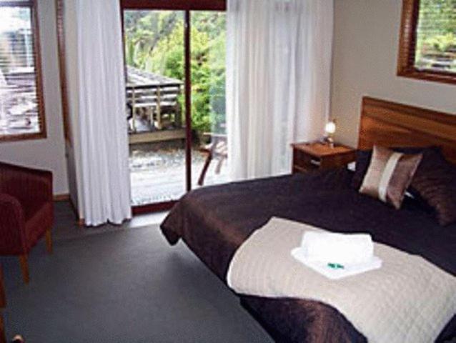 Mahitahi Lodge Bruce Bay Room photo